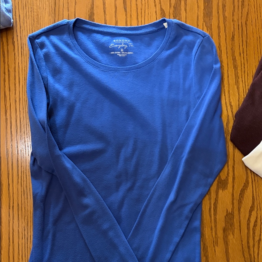 Assorted Women's Tops Collection - Picture 4 of 6